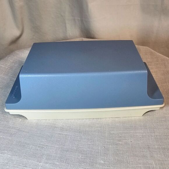 Vintage Tupperware Butter Dish w Lid Holds 2 sticks Very Good Condition - Picture 1 of 4